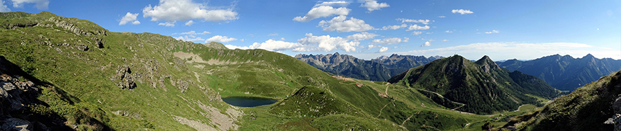 Dal sentiero 204A vista sul Lago delle trote (2109 m) e dintorni
